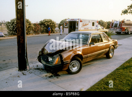 Auto si blocca in un palo telefonico Foto Stock