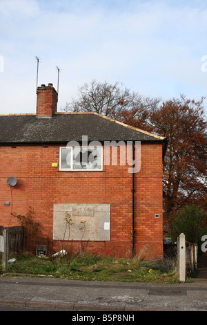 Consiglio abbandonato casa nella zona Broxtowe di Nottingham, Inghilterra, Regno Unito Foto Stock