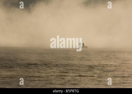 Due pescatori sul fiume Tennessee nella nebbia mattutina Foto Stock