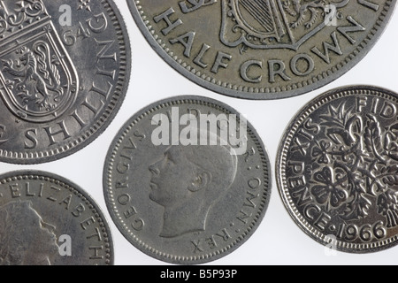 Vecchie monete Britanniche inclusa mezza corona scellino sixpence Foto Stock