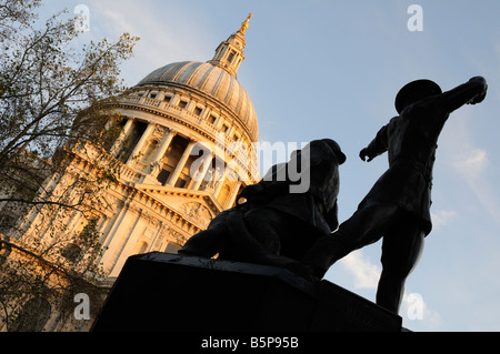 Il blitz, WW2 Vigili del Fuoco Memorial fuori dalla cattedrale di St Paul, Londra, Regno Unito Foto Stock
