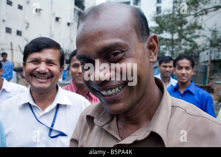 Un uomo sorridente nella fotocamera a Dhaka Foto Stock
