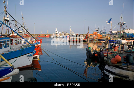 Barche da pesca a riposo nel porto costruito nel 1815 da Alexander Nimmo,, Dunmore East, nella contea di Waterford, Irlanda Foto Stock