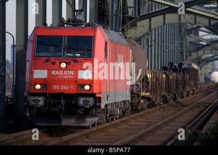 Le ferrovie tedesche treno merci che attraversa il fiume Reno, Colonia, nella Renania settentrionale-Vestfalia (Germania). Foto Stock