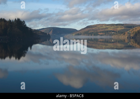 Le nuvole riflettono sul Lake Vyrnwy, il Galles del Nord. Foto Stock