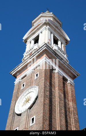 Il campanile (campanile) dei Santi Apostoli la Chiesa con orologio di 24 ore, Cannaregio, Venezia, Italia. Foto Stock