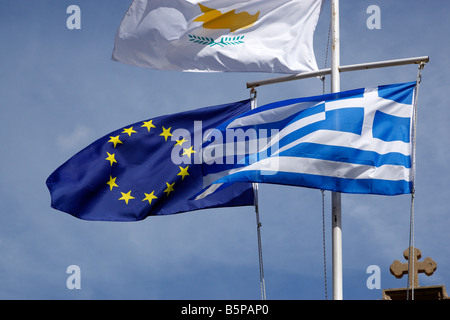Le bandiere della Unione europea a Cipro e in Grecia volare su pali kalavasos Cipro Foto Stock