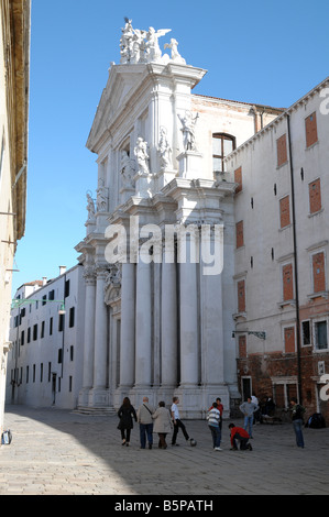 Bambini italiani giocando a calcio nel Campo dei Gesuiti, la Venezia del nord, la chiesa di Santa Maria Assunta (Gesuiti). Foto Stock