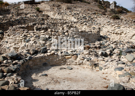 Resti di un insediamento neolitico round case di pietra choirokoitia del patrimonio mondiale UNESCO Cipro mediterraneo Foto Stock