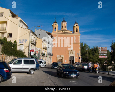 Il bordo della città, Avenida de los Alfares, barrio San Antón, chiesa della Vergine della Luce. iglesia de la vergine de la Luz. Foto Stock