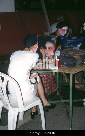 Il cinese di cantanti lirici preparando per una performance di Hong Kong, Cina Foto Stock