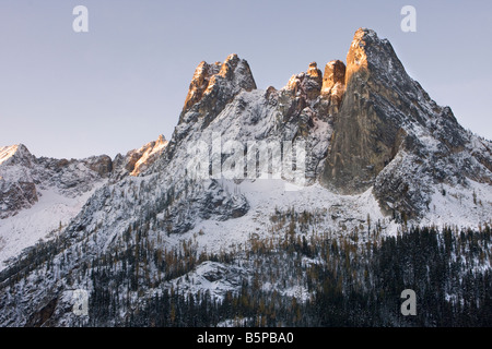 Liberty Bell e presto gli inverni guglie a Washington Pass in inverno Mt Baker Snoqualmie Foresta Nazionale di Washington Foto Stock