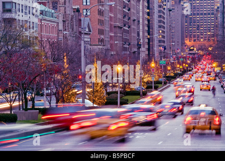 La città di New York. "Park Avenue' al tramonto in inverno con le ore di punta del traffico. Foto Stock