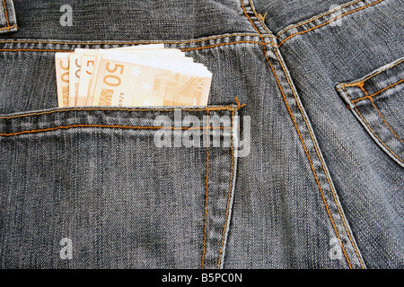 Una cinquantina di banconote in euro in un jean tasca posteriore Foto Stock