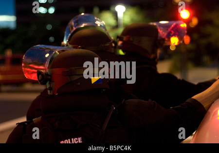 Gli ufficiali di polizia antisommossa che indossa caschi e attrezzature anche se ride Downtown Denver Colorado Convenzione Nazionale Democratica Foto Stock