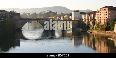 Ponte sul fiume Lot A NEU IN FRANCIA EUROPA Foto Stock