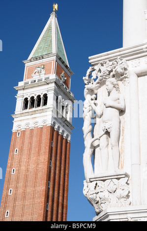 Statua di Capodanno su un angolo del Palazzo Ducale di Venezia, con il campanile in background. Foto Stock