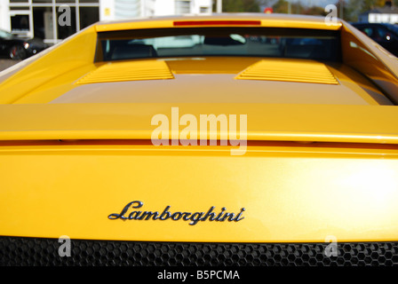 Giallo Lamborghini Gallardo GT3 parcheggiato a Maranello Ferrari cantiere della concessionaria, Egham Surrey, Inghilterra, Regno Unito Foto Stock