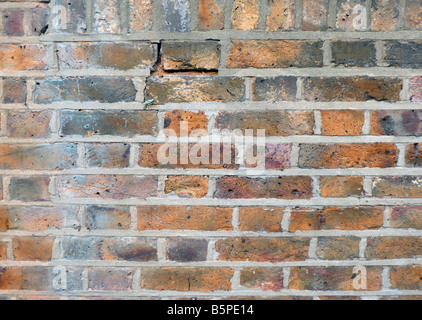 Meteo vecchio muro in mattoni con malta mancante e la caduta verso il basso Foto Stock