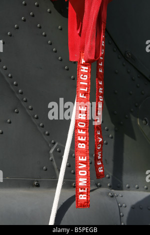 Rimuovere prima del volo tag di sicurezza su elicotteri militari a open day Foto Stock