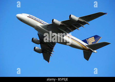 Singapore Airlines Airbus A380 il decollo dall'aeroporto di Heathrow, Greater London, England, Regno Unito Foto Stock