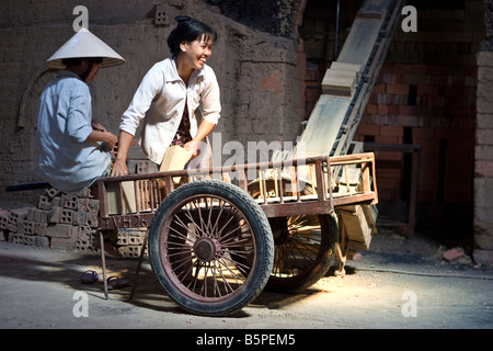 La donna lavora in una fabbrica di mattoni nel Delta del Mekong Vietnam Foto Stock