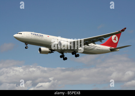 La Turkish Airlines Airbus A330-200 widebody aereo di linea in arrivo Foto Stock