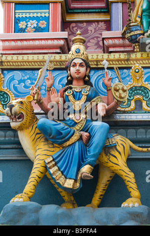 Divinità indù, Durga, dipinta statua, su di un tempio gopuram a Bangalore Foto Stock