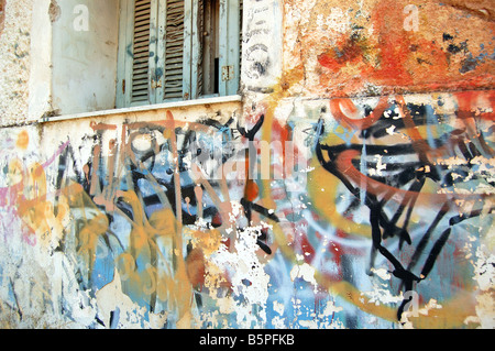 Casa abbandonata esterno coperto con graffiti disordinati. Foto Stock