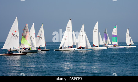 Barche a vela a Tankerton spiaggia vicino a Whitstable, Kent, Regno Unito. Foto Stock