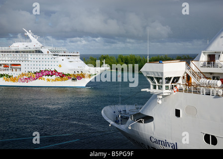 La Norwegian Sky nave da crociera passa da un inserito nave da crociera Carnival a Nassau, Bahamas. Foto Stock