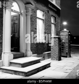 Regno Unito Cheshire Stockport Hillgate K6 casella telefono al di fuori di Star e Garter pub di notte in bianco e nero Foto Stock