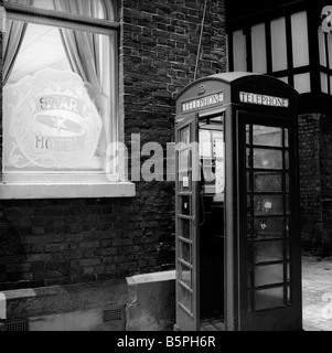 Regno Unito Cheshire Stockport Hillgate K6 casella telefono al di fuori di Star e Garter pub di notte in bianco e nero Foto Stock