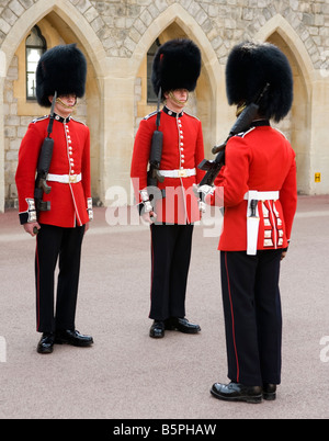 Queens guardia al Castello di Windsor, Regno Unito Foto Stock