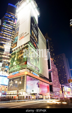 Una lunga esposizione vicino a Times Square New York New York Foto Stock