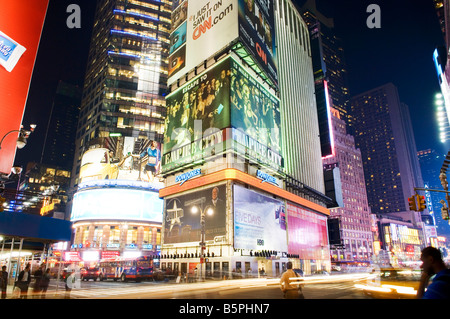 Una lunga esposizione vicino a Times Square New York New York Foto Stock