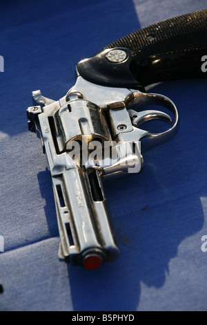Una pistola revolver pistola sul tavolo blu Foto Stock