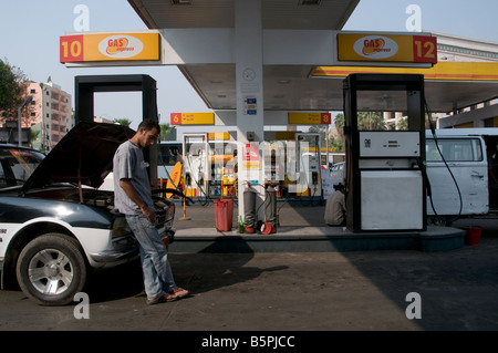 Un egiziano che fa rifornimento di benzina a un taxi in una stazione di servizio di proprietà della Express gas and Oil Company al Cairo in Egitto Foto Stock