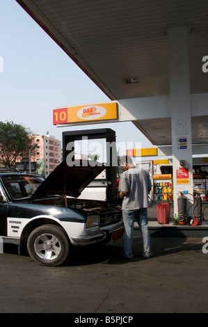 Un egiziano che fa rifornimento di benzina a un taxi in una stazione di servizio di proprietà della Express gas and Oil Company al Cairo in Egitto Foto Stock