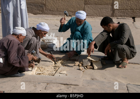 I lavoratori stradali indossando il tradizionale indumento Galabyeg riparazione di una strada in Egitto Foto Stock
