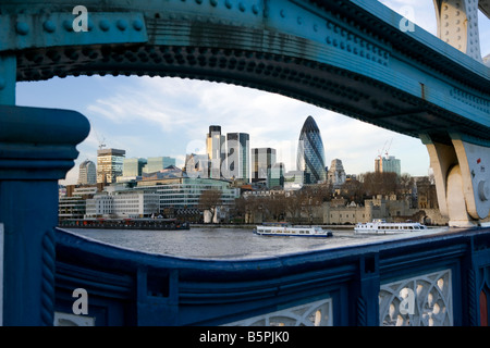 Vista del quartiere finanziario di Londra, vista dal ponte di Londra, Regno Unito. Foto Stock