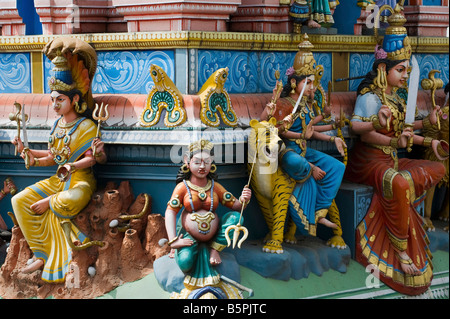 Divinità indù, Parvarti e Durga, dipinte statue, su di un tempio gopuram in Bangalore. India Foto Stock