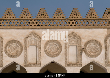 Chiglia archi sagomati lungo il muro del cortile con decorazioni in stucco di inscritto dalla Moschea di Al Azhar university nel vecchio Cairo Islamico Egitto Foto Stock