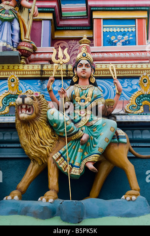 Divinità indù, Durga, dipinta statua, su di un tempio gopuram a Bangalore Foto Stock