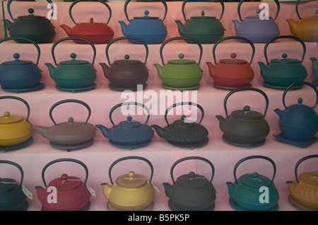 Teiere con cartellini dei prezzi per la vendita in un negozio la finestra di visualizzazione. Foto Stock