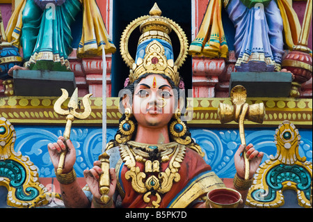 Divinità indù, Parvarti, dipinta statua, su di un tempio gopuram a Bangalore Foto Stock