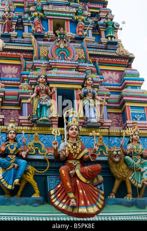 Divinità indù, Parvarti e Durga, dipinte statue, su di un tempio gopuram a Bangalore Foto Stock