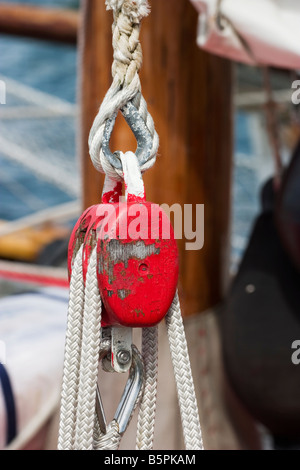 Dettaglio di un blocco su una vecchia nave Foto Stock