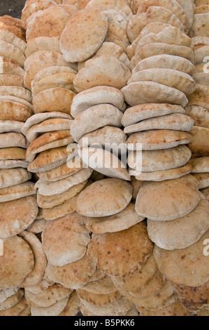 Le pagnotte di pane fresco da baladi, o paese forno in Egitto Foto Stock