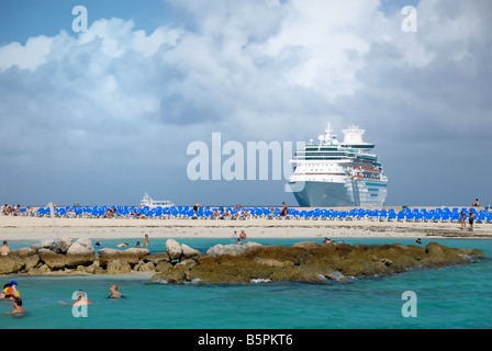 Il Royal Caribbean Cruise Ship maestà del mare che può essere visto in lontananza dalla spiaggia a poco Stirrip Cay, Bahamas. Foto Stock